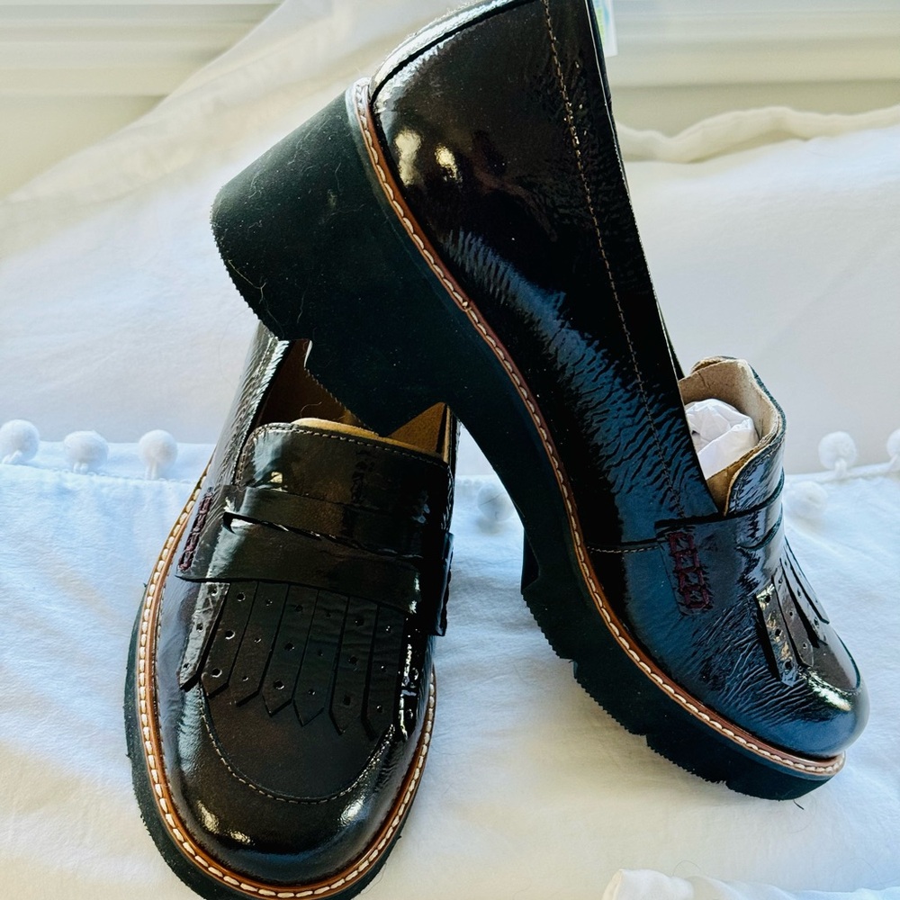 Darcy Leather Loafer: Size 8.5